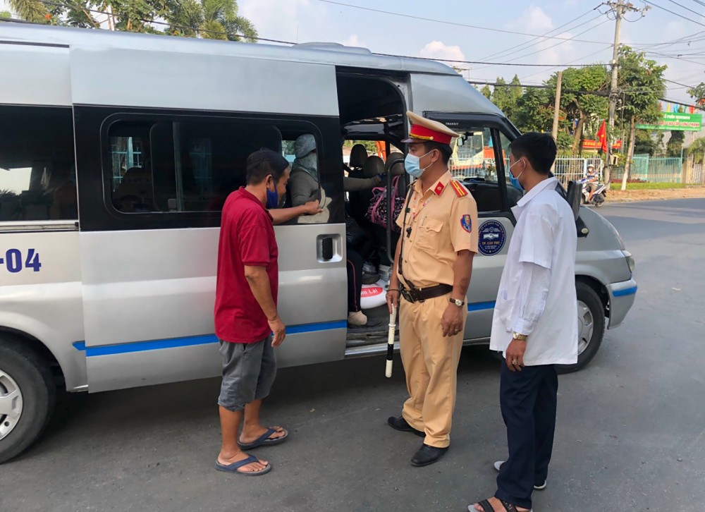 Lực lượng Cảnh sát giao thông, Công an quận Ô Môn tuyên truyền pháp luật về trật tự, ATGT đến người dân.