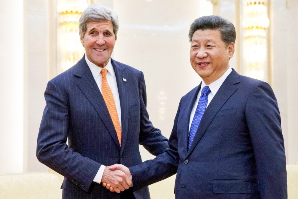 Sứ mệnh khó khăn của ông Kerry Ông Kerry (trái) trong cuộc gặp với Chủ tịch Tập hồi năm 2016. Ảnh: SCMP