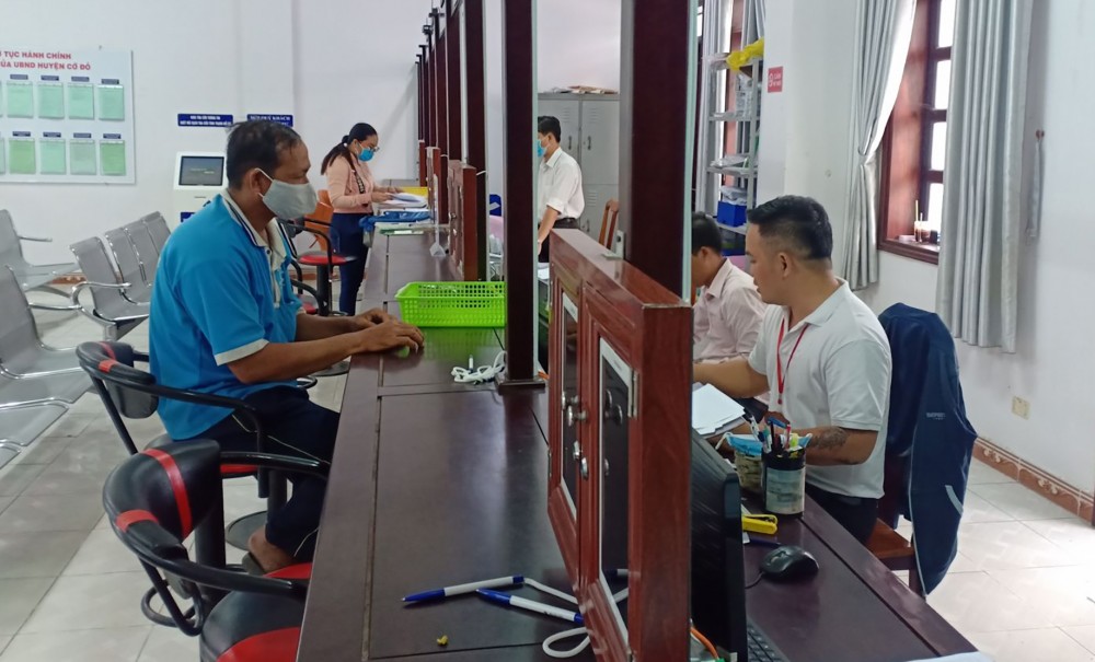 Người dân thực hiện thủ tục chứng thực hợp đồng, giao dịch tại Bộ phận Tiếp nhận và trả kết quả của UBND huyện Cờ Đỏ.