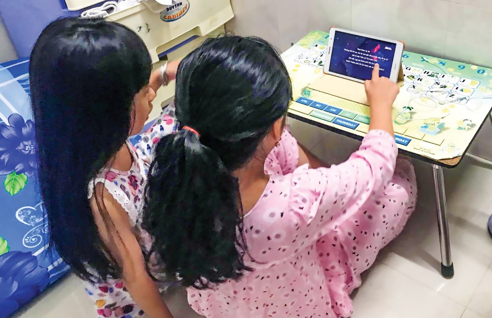 Phụ huynh cần quan tâm các mối quan hệ bạn bè cũng như việc con sử dụng mạng xã hội, phòng ngừa bị bắt nạt.