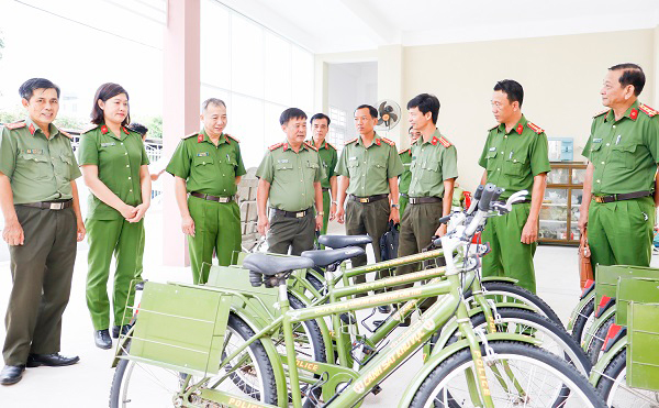 Đoàn công tác Bộ Công an khảo sát thực tế cơ sở vật chất tại Công an phường An Hòa. Ảnh do Công an cung cấp