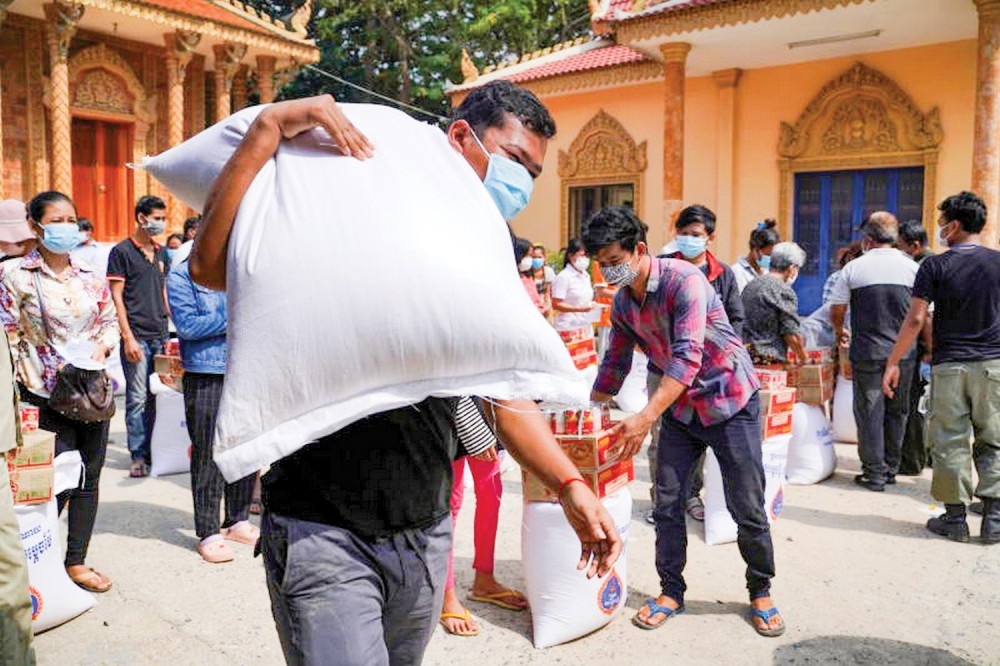 Cung cấp gạo và nhu yếu phẩm cho một “Khu vực Đỏ” ở Phnom Penh, Campuchia. Ảnh: Reuters