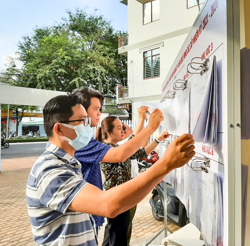 Cử tri phường Xuân Khánh xem danh sách cử tri niêm yết tại UBND phường.
