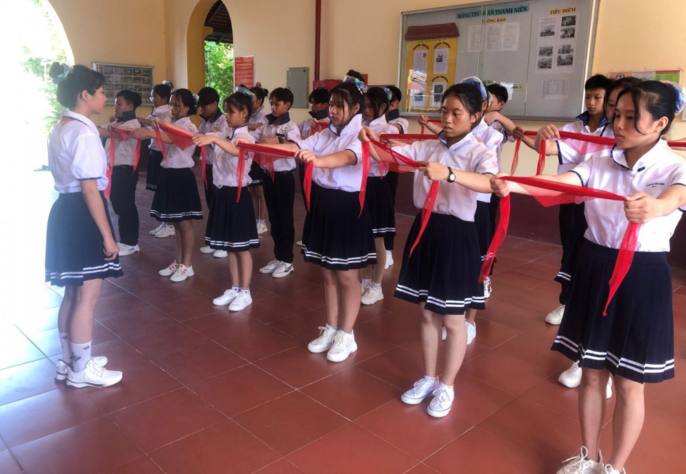 Đội dự thi của Hội đồng Đội huyện Cờ Đỏ tham gia phần thi bắt buộc Nghi thức Đội.