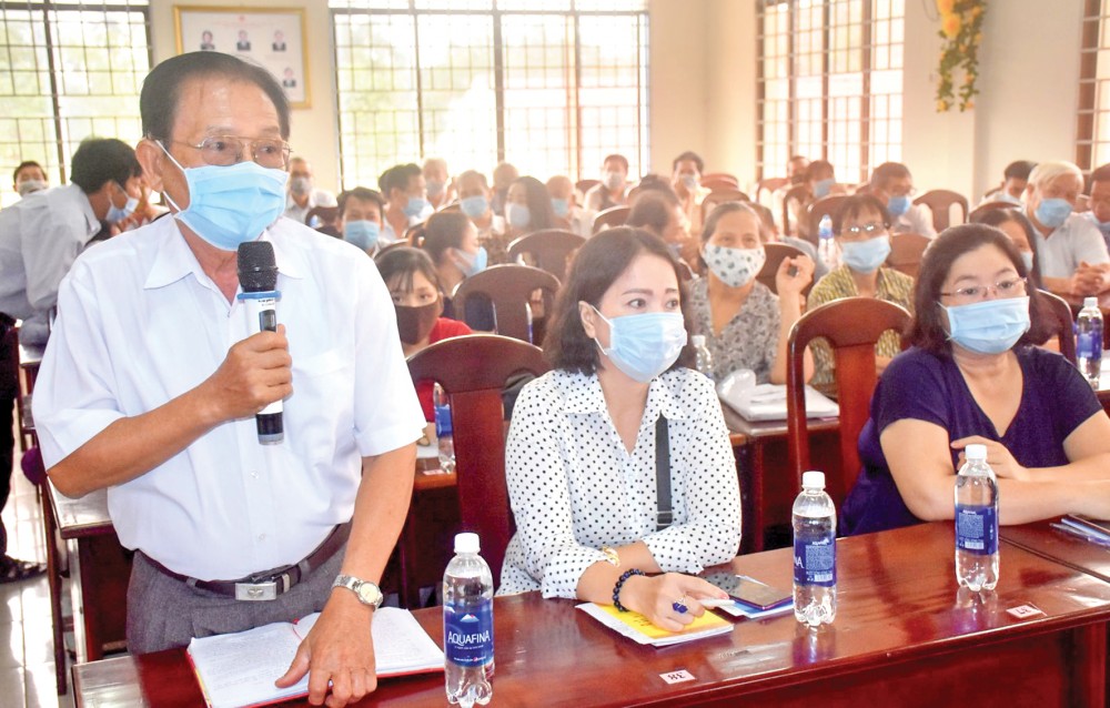 Cử tri phường Bùi Hữu Nghĩa, quận Bình Thủy, phát biểu ý kiến tại hội nghị. Ảnh: X.ĐÀO