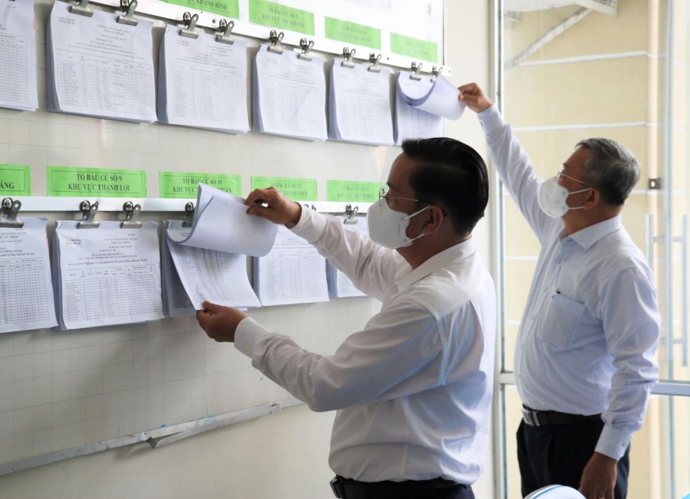 Lãnh đạo Ủy ban Bầu cử thành phố kiểm tra việc niêm yết danh sách cử tri tại UBND phường Phú Thứ, quận Cái Răng.