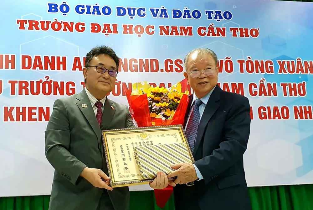 Giáo sư Võ Tòng Xuân (phải) từng vinh dự nhận Bằng khen của Bộ trưởng Bộ Ngoại giao Nhật Bản. Ảnh: B.NG