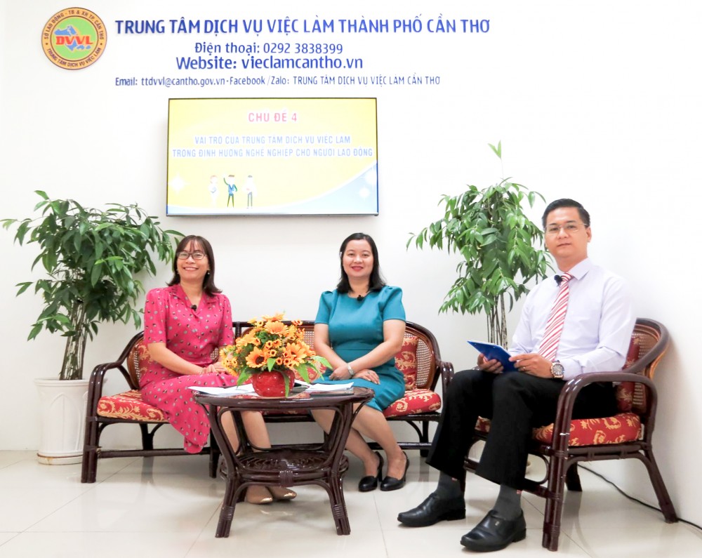 Một buổi livestream tại Trung tâm DVVL thành phố. Ảnh: CTV