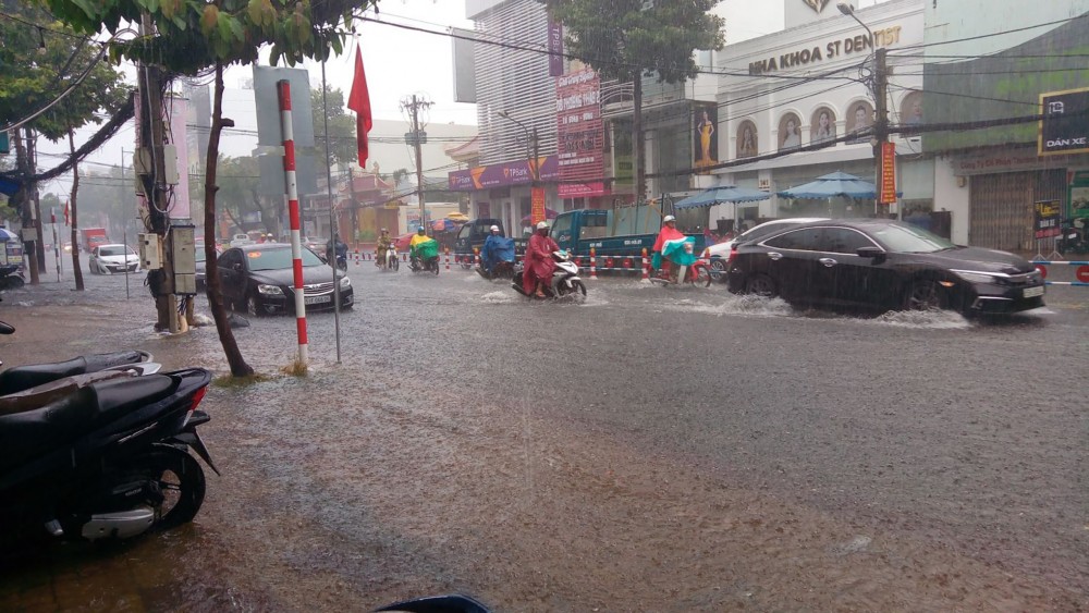 Mưa lớn xuất hiện trên địa bàn TP Cần Thơ vào cuối tháng 4-2021, gây ngập nghẹt đường phố trên địa bàn quận Ninh Kiều.