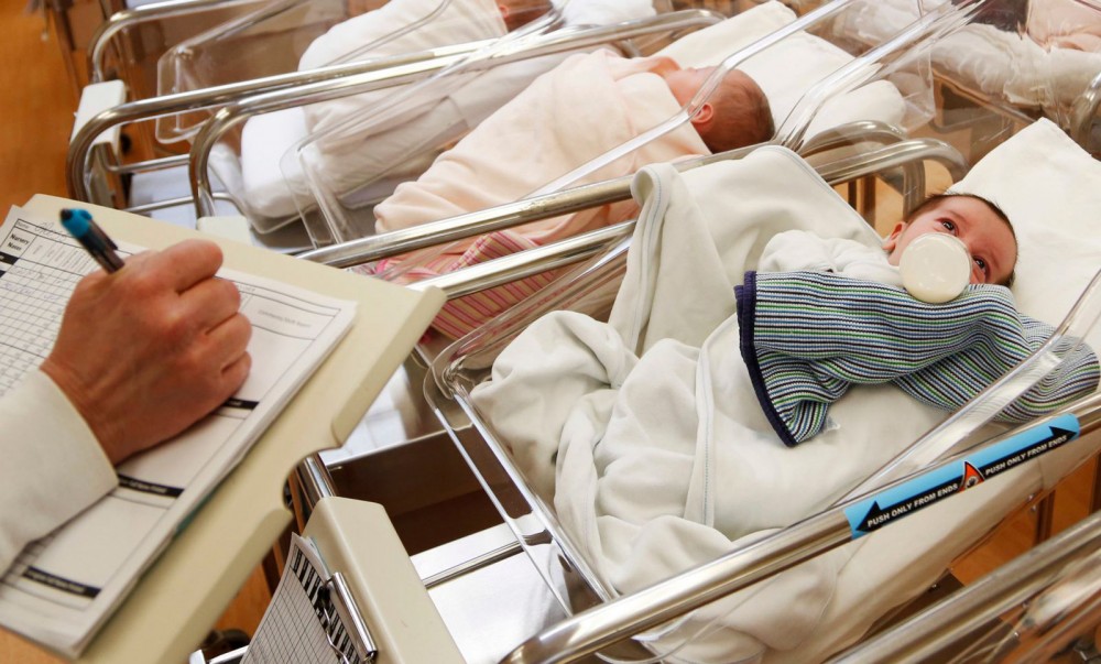 Nhiều nước lo dân số giảm Trẻ sơ sinh tại một bệnh viện ở Mỹ. Ảnh: NYT