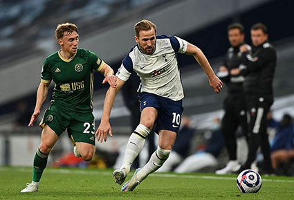 Harry Kane (phải) đang dẫn đầu danh sách Vua phá lưới EPL với 21 bàn thắng. Ảnh: Guardian