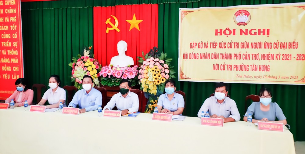 Những người ứng cử đại biểu Quốc hội, HĐND tiếp tục tiếp xúc cử tri Những người ứng cử đại biểu HĐND thành phố, đơn vị bầu cử số 10 (quận Thốt Nốt) tiếp xúc cử tri phường Tân Hưng. Ảnh: H.Y