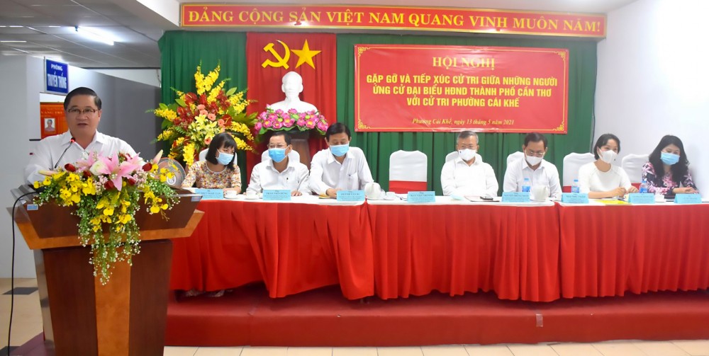 Những người ứng cử đại biểu Quốc hội, HĐND tiếp tục tiếp xúc cử tri Ông Trần Việt Trường, Phó Bí thư Thành ủy, Chủ tịch UBND TP Cần Thơ, người ứng cử đơn vị bầu cử số 2, giới thiệu chương trình hành động của mình trước cử tri phường Cái Khế, quận Ninh Kiều. Ảnh: X.ĐÀO