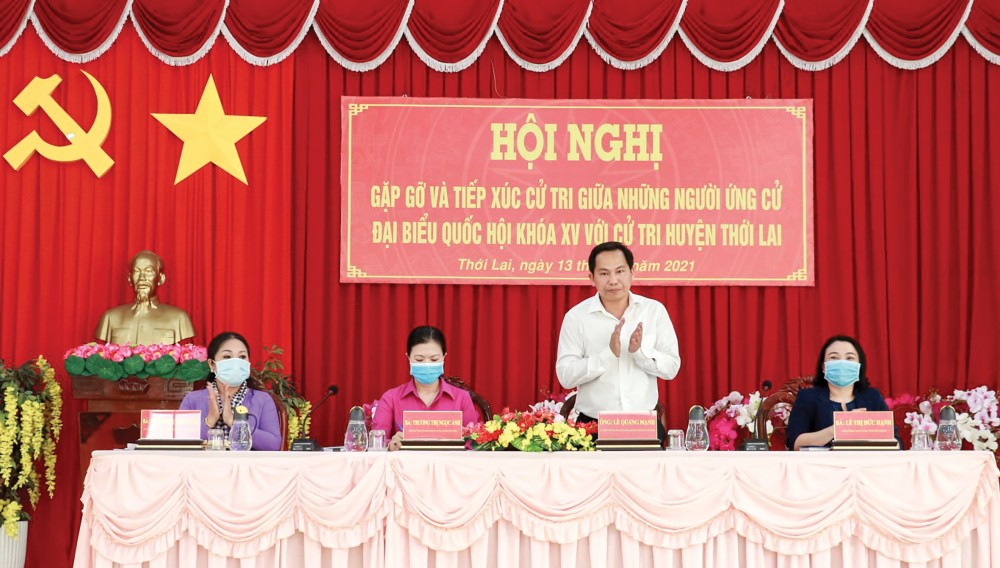 Những người ứng cử đại biểu Quốc hội, HĐND tiếp tục tiếp xúc cử tri Những người ứng cử ĐBQH khóa XV, đơn vị bầu cử số 2, gặp gỡ, tiếp xúc cử tri các xã và thị trấn Thới Lai (huyện Thới Lai). Ảnh: Q. THÁI