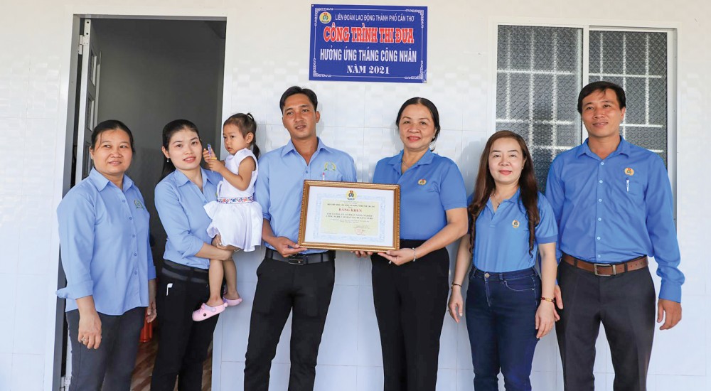 Dấu ấn từ những công trình Lãnh đạo LĐLĐ TP Cần Thơ gắn biển công trình thi đua “Nhà nghỉ công nhân”.