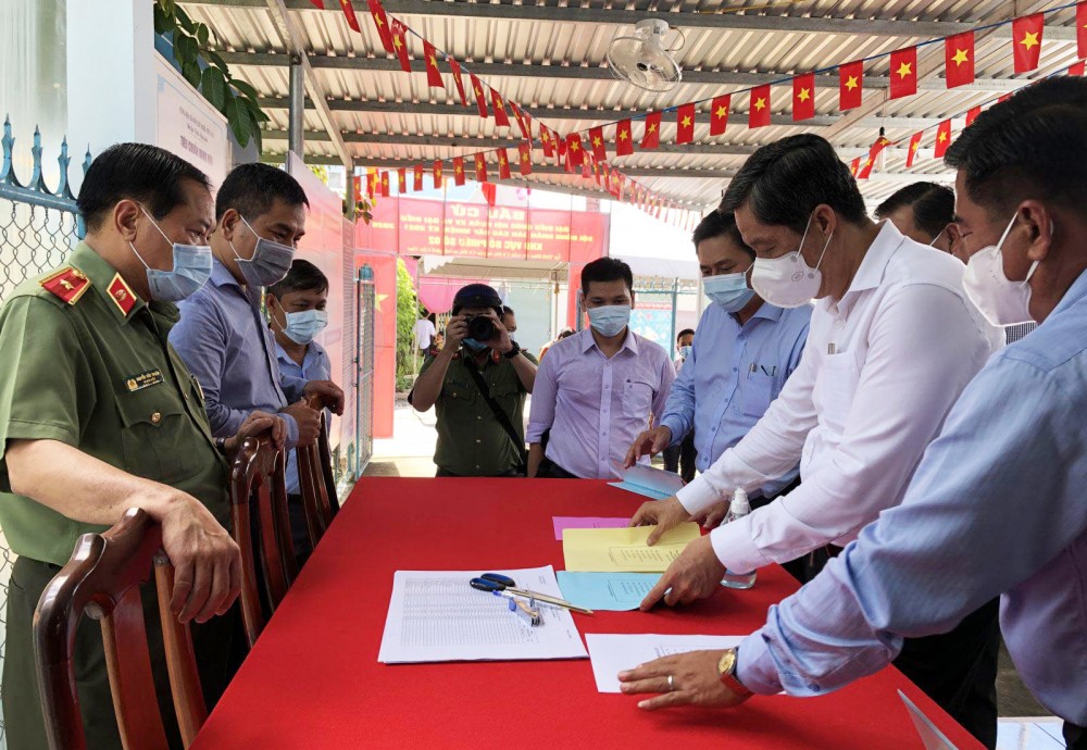 Đồng chí Phạm Văn Hiểu (thứ 2, từ phải qua) kiểm tra các phiếu bầu cử tại khu vực bỏ phiếu số 2, thị trấn Cờ Đỏ (huyện Cờ Đỏ).
