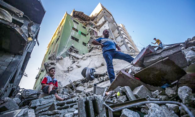 Một tòa nhà ở Dải Gaza đổ nát do trúng không kích của Israel. Ảnh: EPA