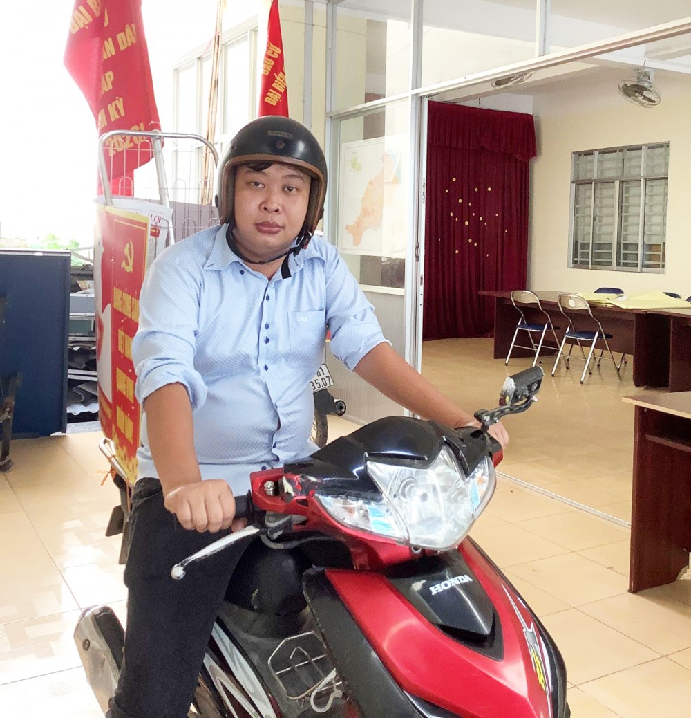 Nguyễn Võ Hoàng Khang chuẩn bị cho hoạt động diễu hành tuyên truyền bầu cử đại biểu Quốc hội khóa XV và đại biểu HĐND các cấp.