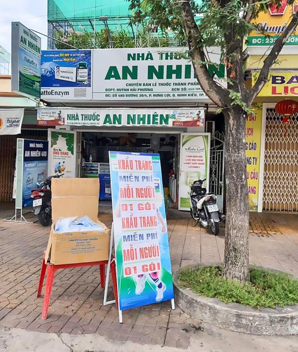 Nhà thuốc An Nhiên ở đường 30 Tháng 4 tặng khẩu trang cho người có nhu cầu. Ảnh: Nhà thuốc cung cấp