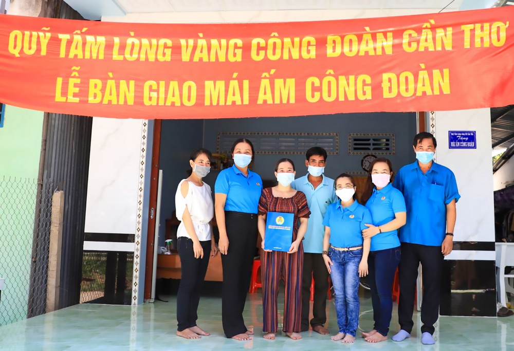 Lãnh đạo LĐLĐ TP Cần Thơ bàn giao “Mái ấm công đoàn” cho công đoàn viên khó khăn về nhà ở.