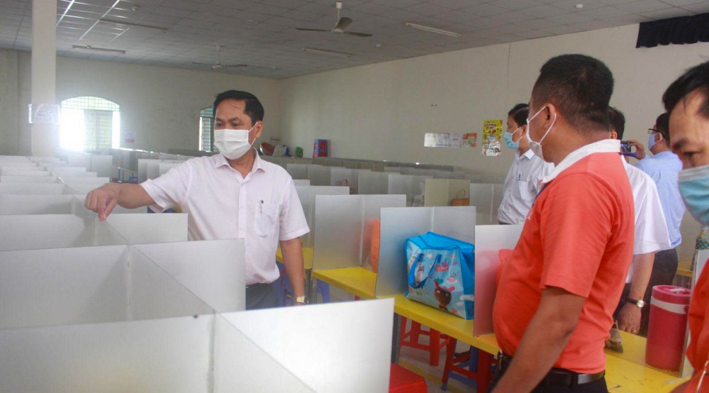 Phó Chủ tịch UBND TP Cần Thơ Nguyễn Văn Hồng (bìa trái) khảo sát nhà ăn của công nhân tại Công ty TNHH Kwong Lung Meko, nơi này được lắp đặt tấm chắn để đảm bảo phòng chống dịch. Ảnh: M.H