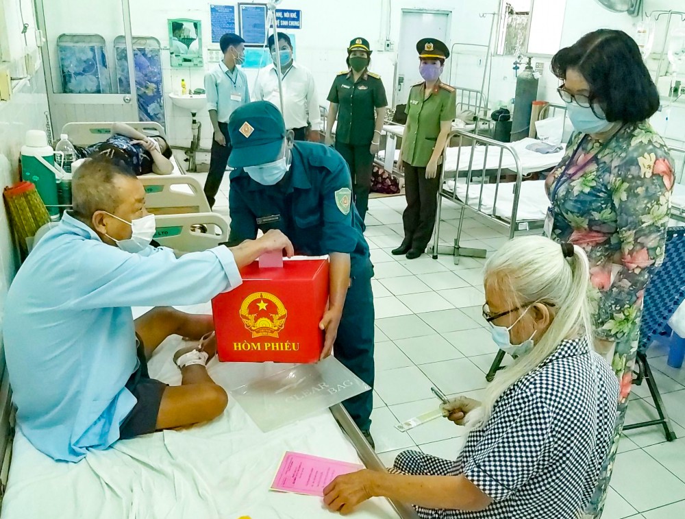 Phường An Nghiệp tổ chức thùng phiếu lưu động đến Bệnh viện Tim mạch Cần Thơ cho bệnh nhân đang điều trị bỏ phiếu bầu cử. Ảnh: KIỀU CHINH