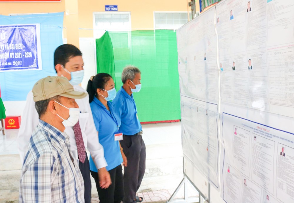 Cử tri huyện Thới Lai nghiên cứu, tìm hiểu tiểu sử của những người ứng cử, trước khi bỏ phiếu.  Ảnh: Chấn Hưng