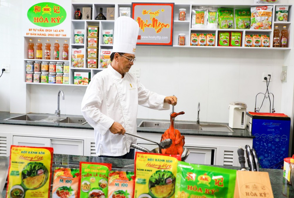 Ông Nguyễn Trần Long chia sẻ cách nấu món ăn ngon.