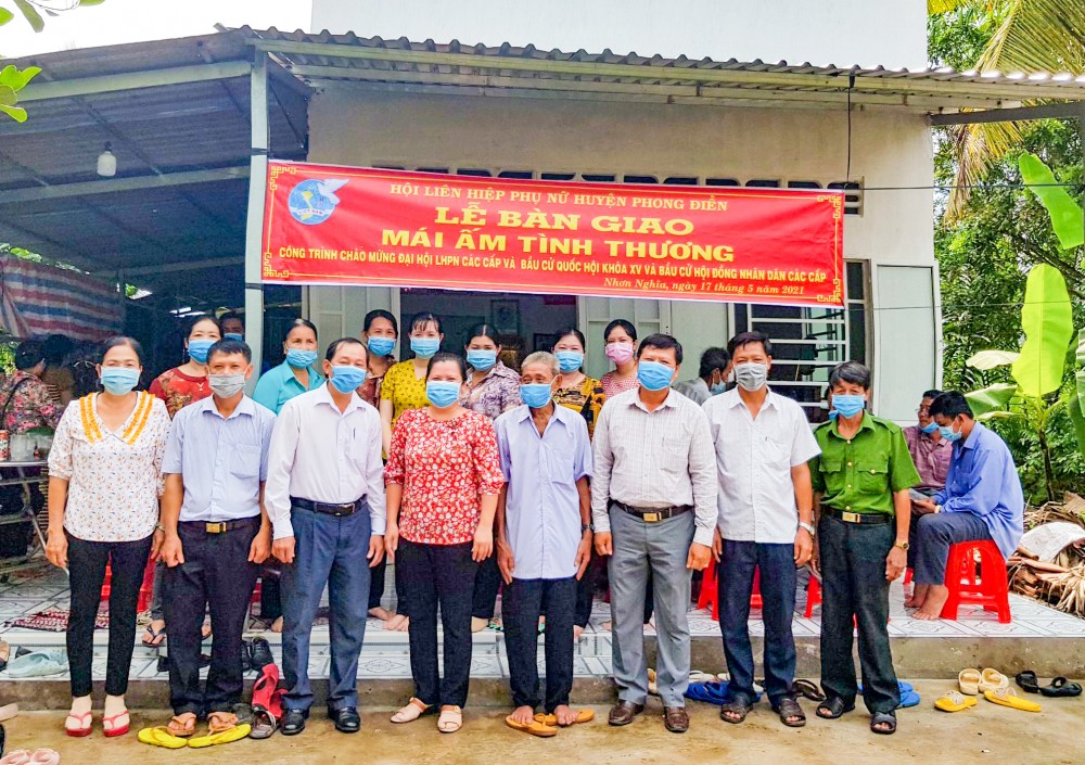 Lễ bàn giao Mái ấm tình thương cho hội viên phụ nữ có hoàn cảnh khó khăn. Ảnh: Đơn vị cung cấp