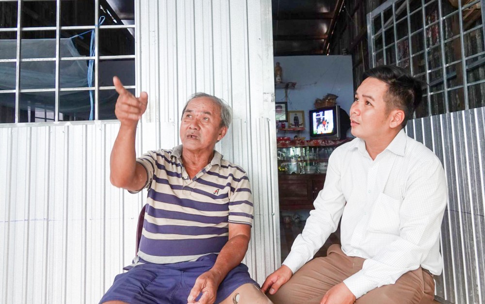 Thầy giáo kết nối những tấm lòng Anh Nam thăm hỏi chú Sáu Dư trong căn nhà mới sửa chữa xong.