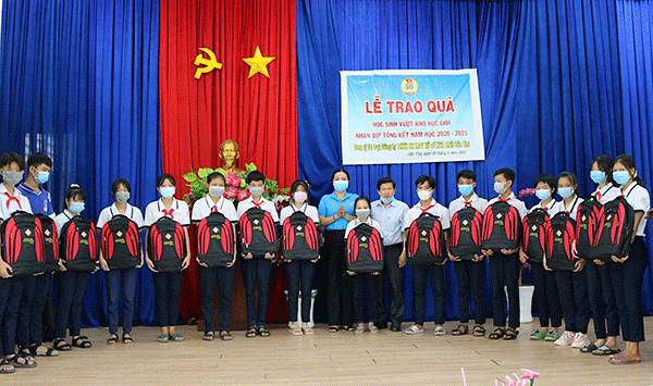 Tặng quà học sinh vượt khó, học giỏi