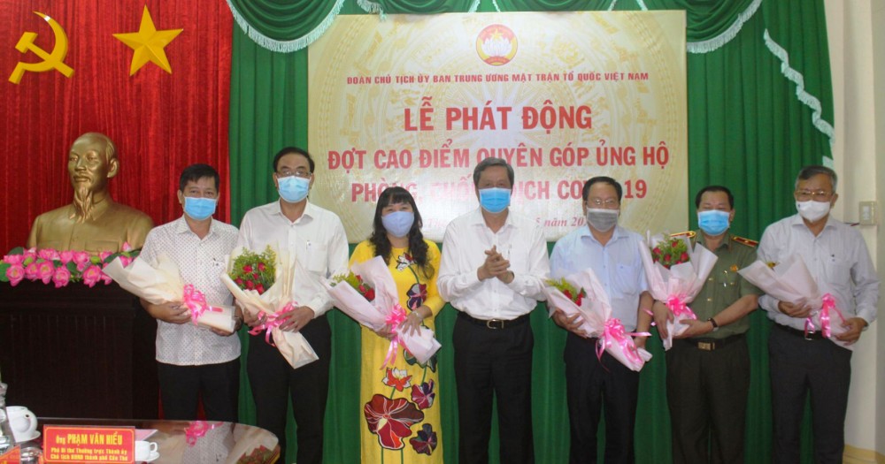 Đồng chí Phạm Văn Hiểu, Phó Bí thư Thường trực Thành ủy, Chủ tịch HĐND thành phố, tặng hoa cảm ơn sự đóng góp của đại diện các cơ quan, đơn vị, doanh nghiệp ủng hộ phòng, chống dịch bệnh COVID-19.