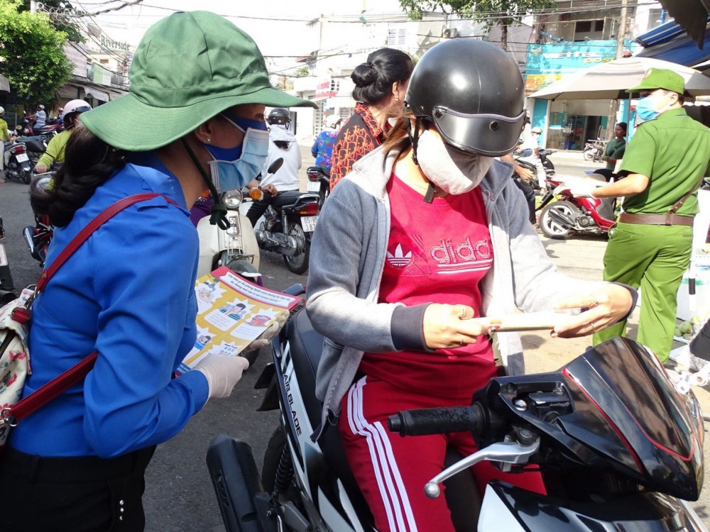 Tuổi trẻ quận Ninh Kiều tuyên truyền phòng, chống dịch bệnh COVID-19 và ATGT cho người dân ở phường Tân An.