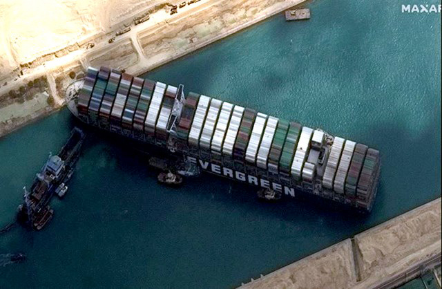 Tàu Ever Given chắn ngang Kênh đào Suez hồi hạ tuần tháng 3. Ảnh: Reuters