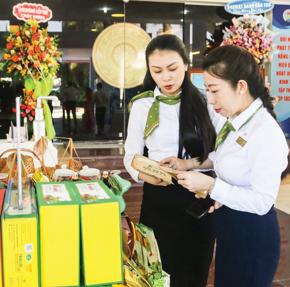 Liên minh HTX TP Cần Thơ cùng với các ngành hữu quan thành phố triển khai nhiều chương trình hỗ trợ các HTX phát triển sản xuất kinh doanh... Trong ảnh: Các HTX trên địa bàn TP Cần Thơ trưng bày, quảng bá sản phẩm tại một hội nghị do Liên minh HTX TP Cần Thơ tổ chức.