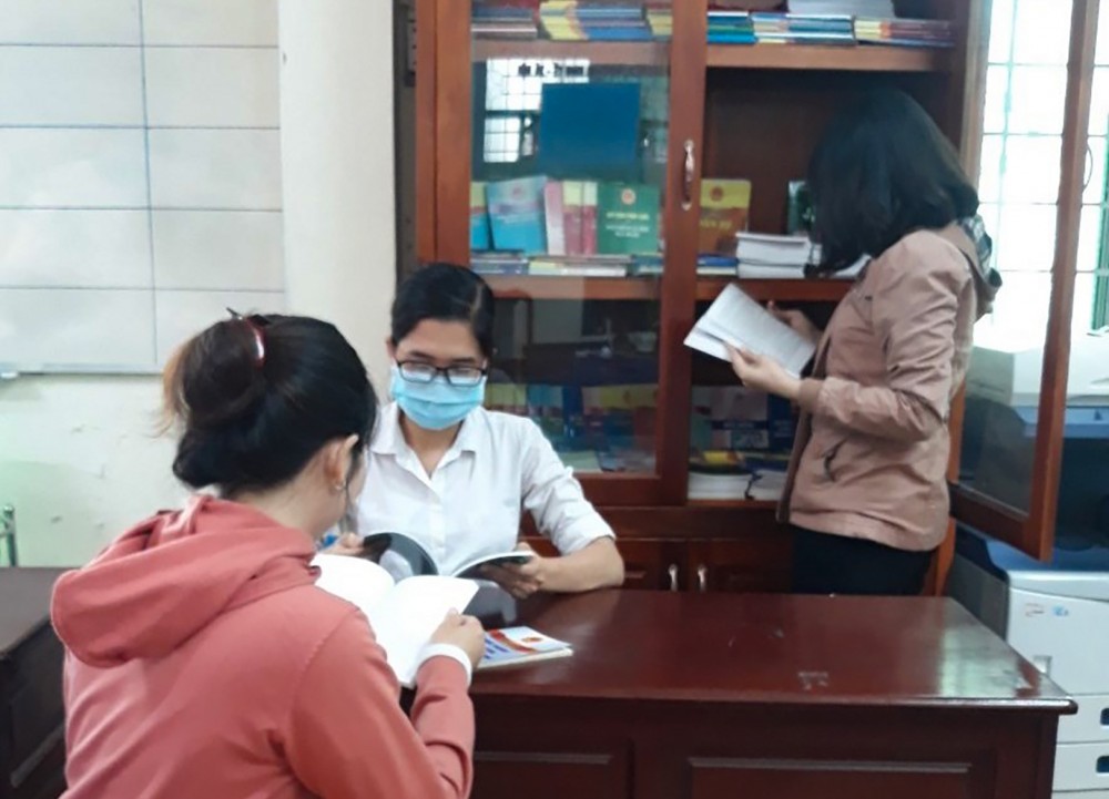 Thành viên CLB Nữ công nhân nhà trọ phường Trà Nóc, quận Bình Thủy đọc sách tuyên truyền pháp luật BĐG. Ảnh: CTV