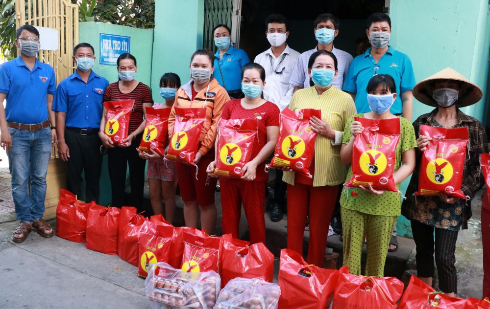 Chương trình đã đến thăm và tặng quà công nhân có hoàn cảnh khó khăn ở khu vực 4, phường Trà Nóc, quận Bình Thủy.