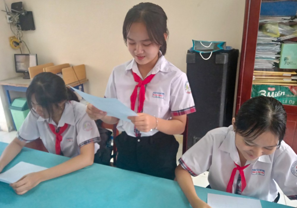 Thiên Lý phát biểu tại buổi họp Ban chỉ huy Liên đội.
