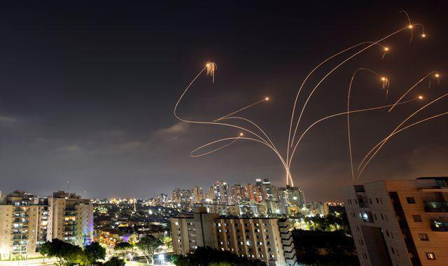 Tổ hợp Vòm Sắt khai hỏa chặn rocket trong cuộc giao tranh gần đây. Ảnh: Yahoo News