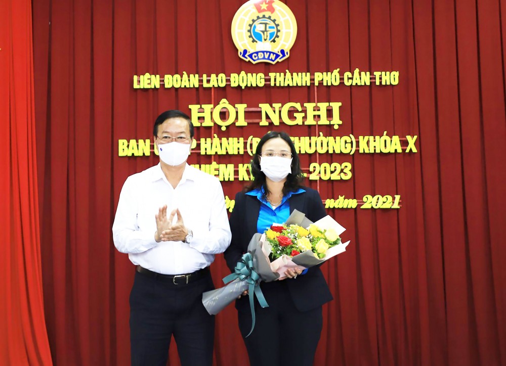Đồng chí Lê Tấn Thủ, Ủy viên Ban Thường vụ, Trưởng ban Tổ chức Thành ủy tặng hoa chúc mừng bà Lê Thị Sương Mai đắc cử.