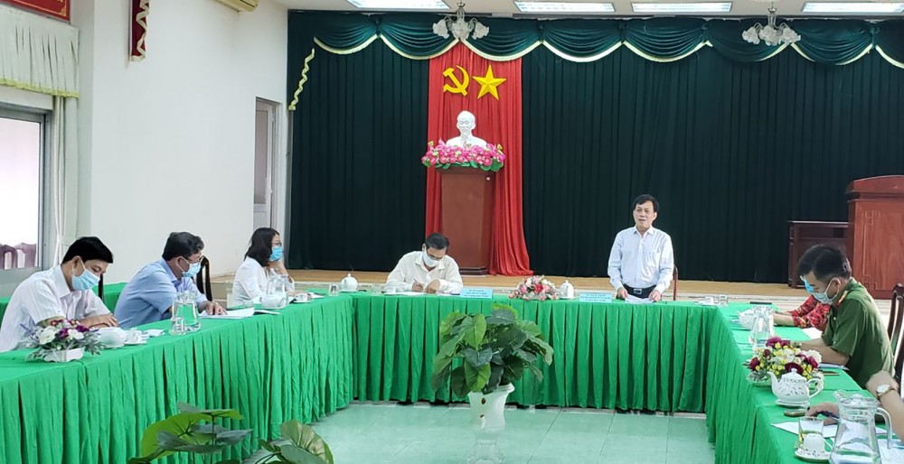 Đồng chí Nguyễn Ngọc Hè, Phó Chủ tịch UBND TP Cần Thơ, phát biểu tại cuộc họp.