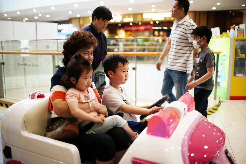 Áp lực tài chính khiến nhiều gia đình Trung Quốc không muốn có đông con. Ảnh: Reuters