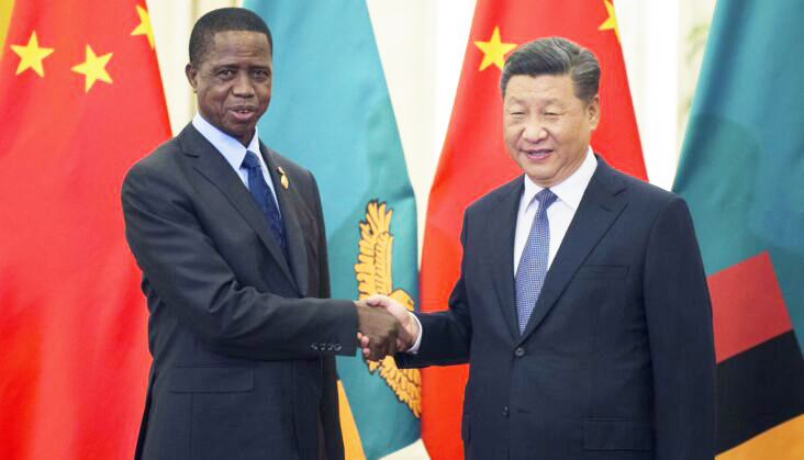 Tổng thống Zambia Edgar Chagwa Lungu (trái) và Chủ tịch Trung Quốc Tập Cận Bình trong cuộc gặp hồi năm 2018 tại Bắc Kinh. Ảnh: AP