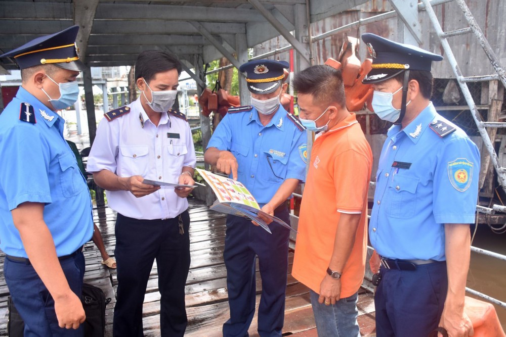 Đội Thanh tra - An toàn số 6 và Cảng vụ ĐTNĐ khu vực IV kiểm tra, nhắc nhở người lái phương tiện thủy tại Bến phà Vàm Xáng chấp hành nghiêm quy định.
