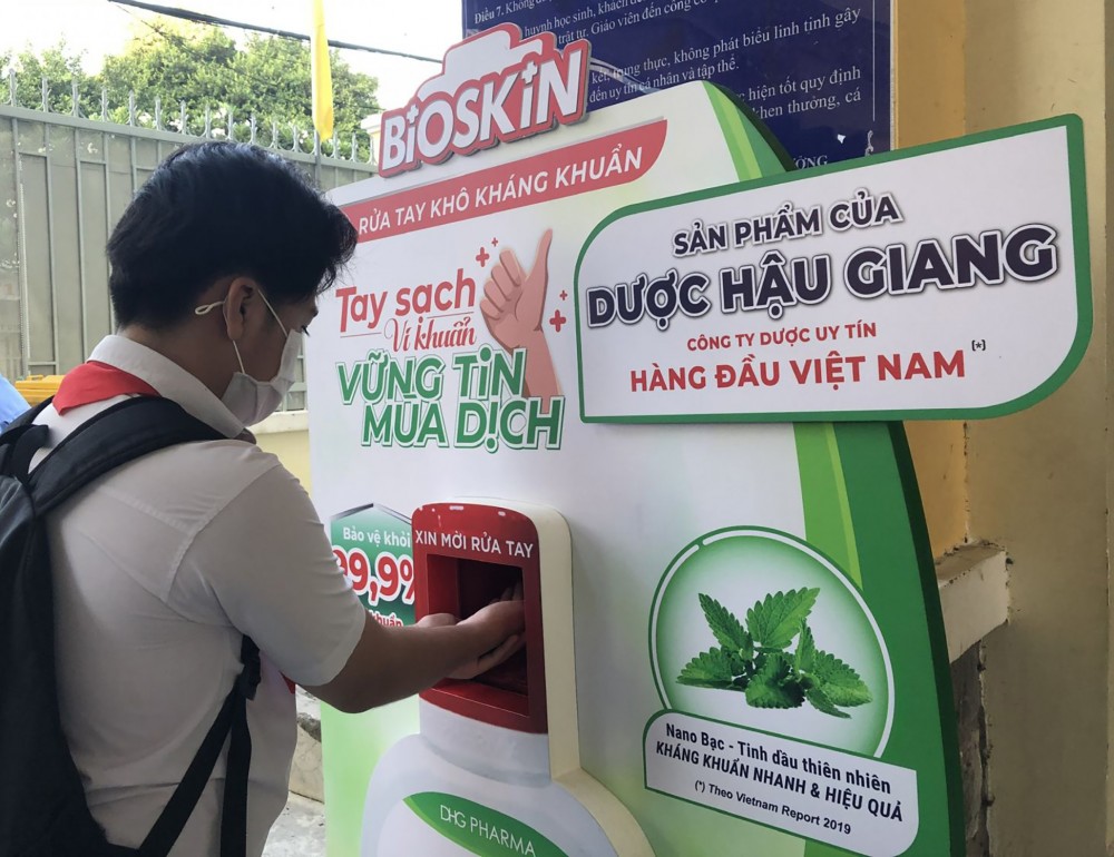 Thí sinh rửa tay sát khuẩn trước khi vào phòng thi, tại Hội đồng thi Trường THPT Châu Văn Liêm, quận Ninh Kiều. Ảnh: B.NG