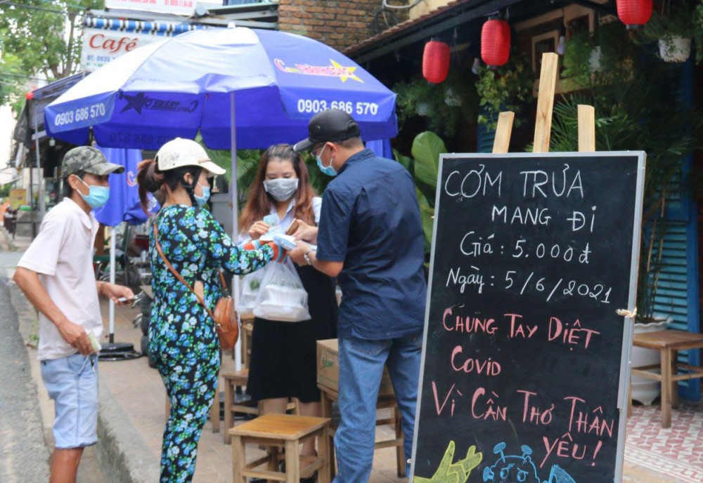 Người lao động thu nhập thấp đến mua cơm. Ảnh: LỆ THU