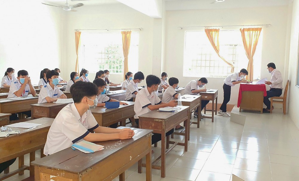 Thí sinh được bố trí vị trí ngồi giữ khoảng cách an toàn phòng, chống dịch COVID-19. Trong ảnh: Thí sinh nộp bài sau kết thúc môn thi Toán, tại Hội đồng thi Trường THPT Phan Văn Trị, huyện Phong Điền. Ảnh: B.NG