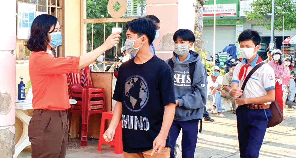 Thí sinh được đo thân nhiệt trước khi vào phòng thi, tại Hội đồng thi Trường THPT Trần Đại Nghĩa, quận Cái Răng. Ảnh: B.NG