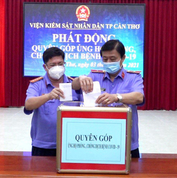Các đồng chí lãnh đạo Viện Kiểm sát Nhân dân thành phố ủng hộ phòng, chống dịch COVID-19.