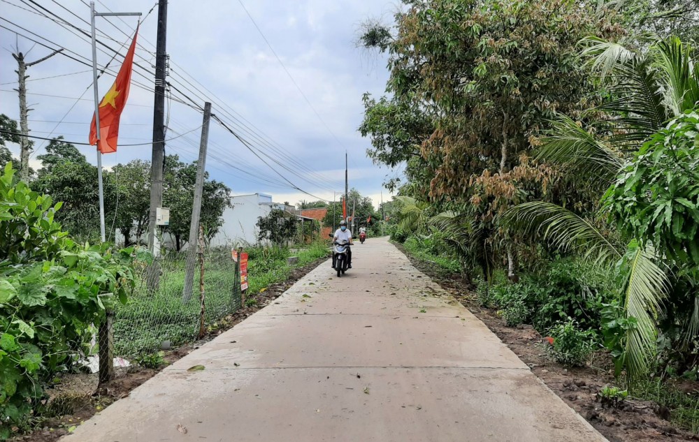 Nhiều tuyến đường ở xã Nhơn Nghĩa được nâng cấp khang trang, lưu thông dễ dàng.